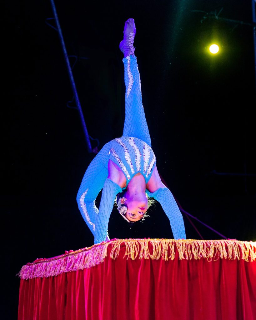 Bailarina se apresentando no Circo Rocca.